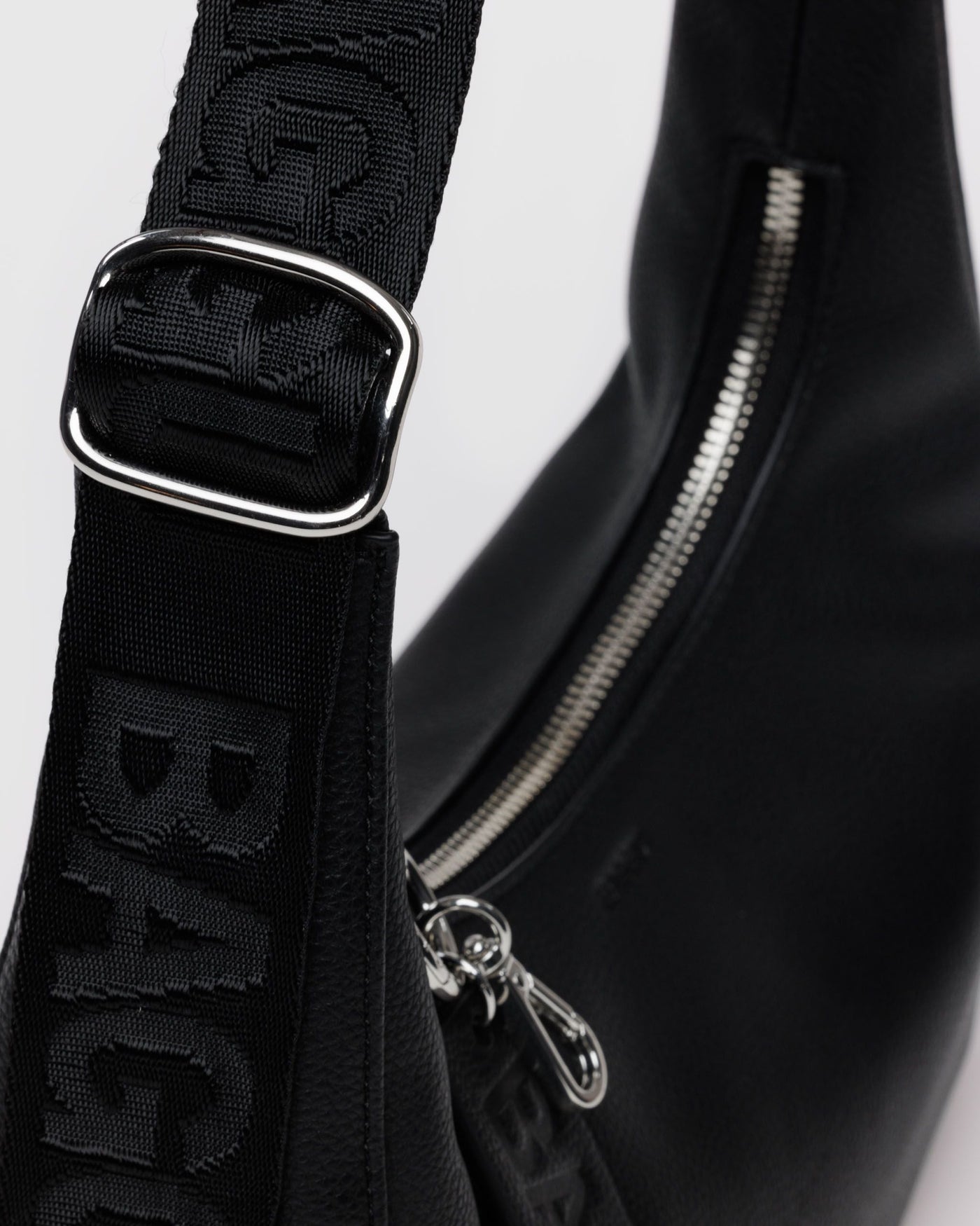 Small Recycled Leather Crescent Bag Q0